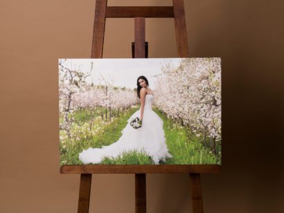 Svatební fotografie vytištěná na fotoplátně umístněná na stojanu.